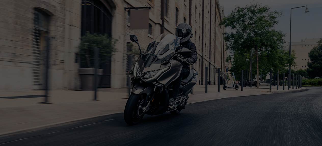 Kymco AK Premium 2024 : trois quarts avant gauche en ville