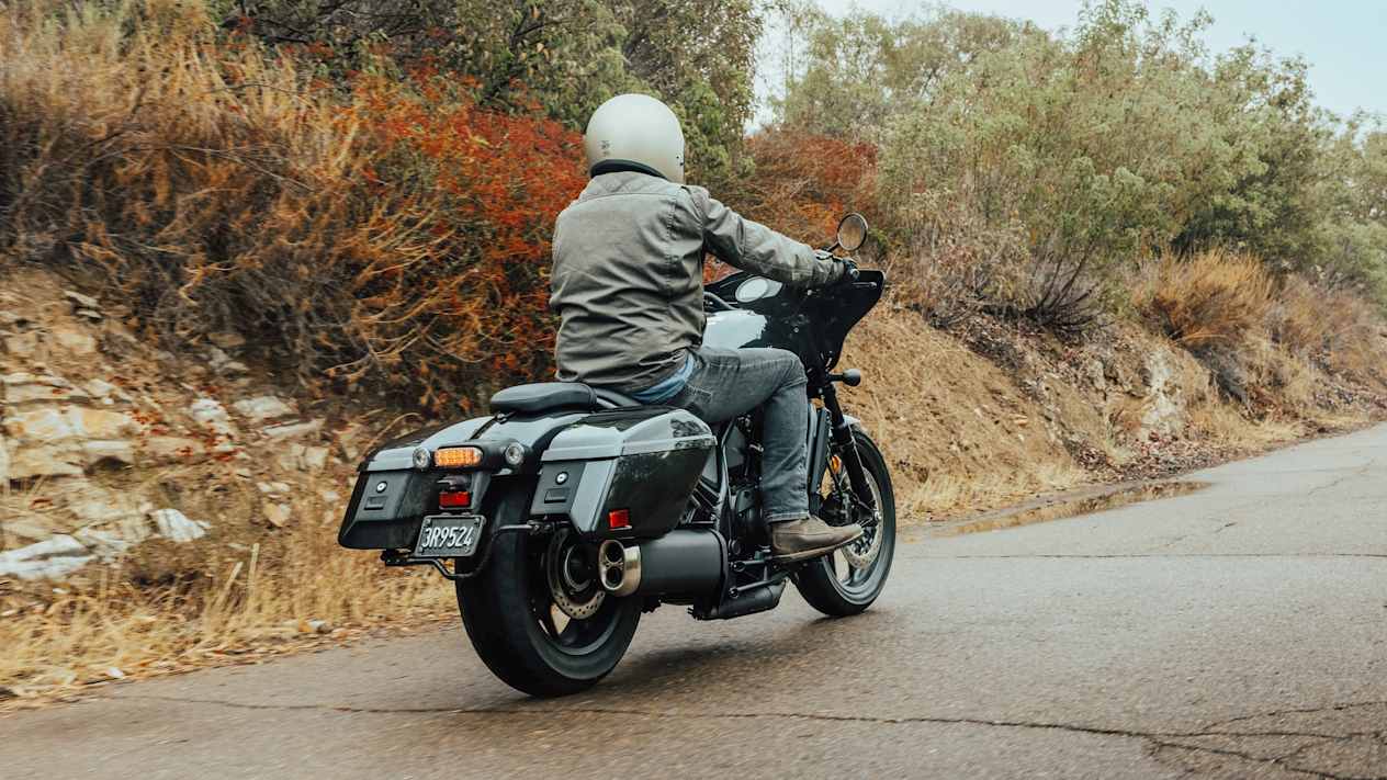 Honda Rebel CMX1100 2023 : trois quarts arrière droit sur route