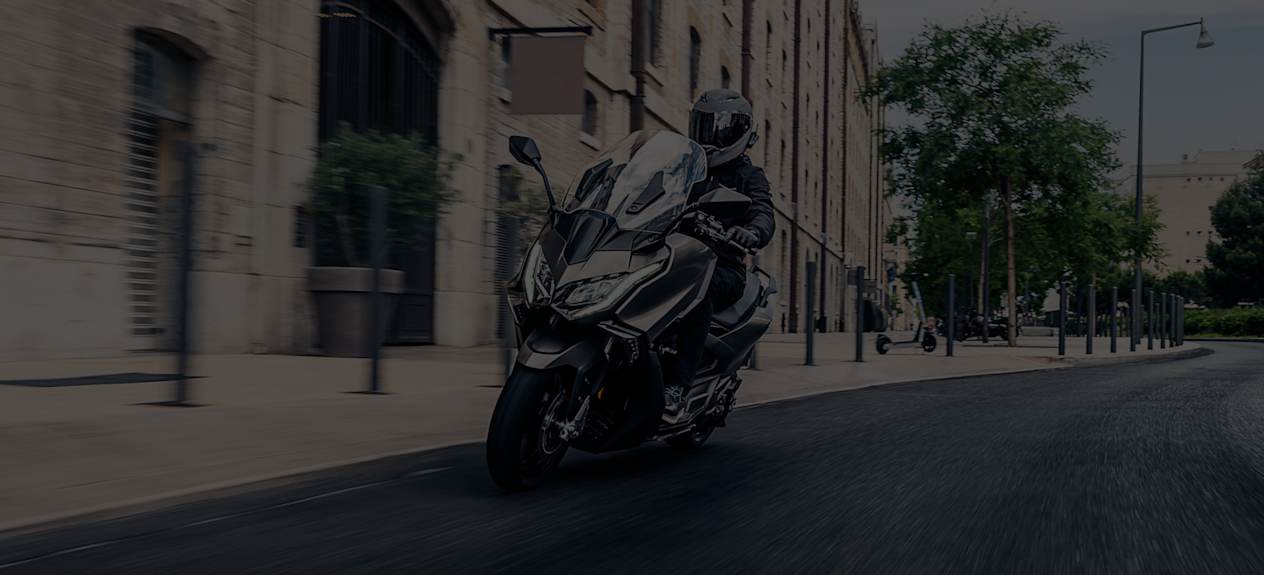 Kymco AK Premium 2024 : trois quarts avant gauche en ville