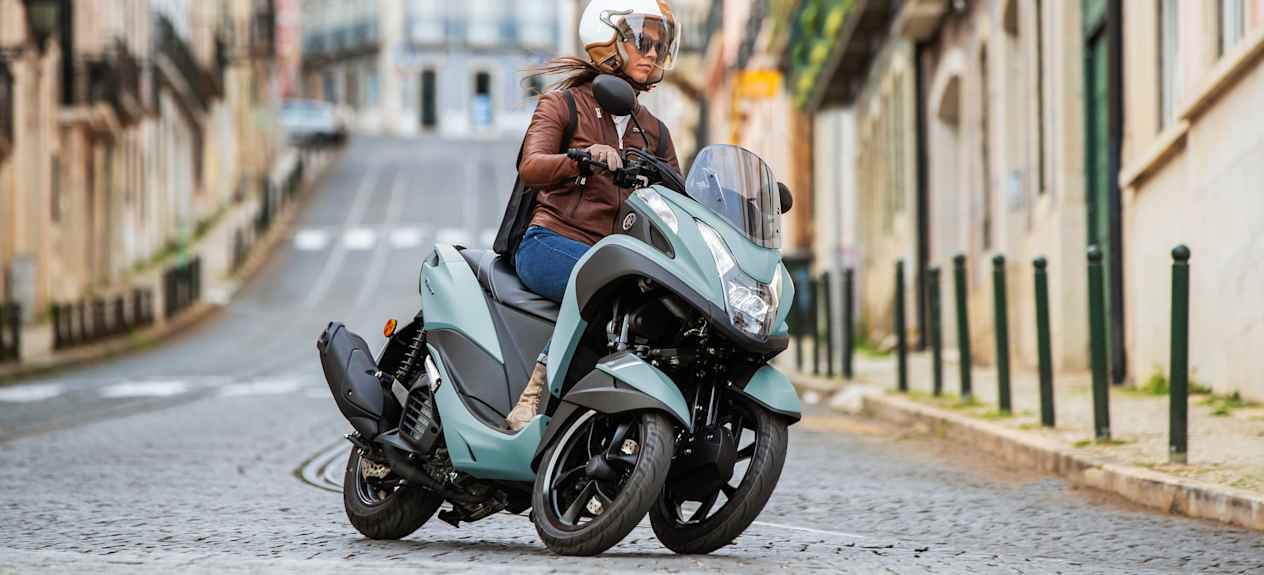 Yamaha Tricity 125 2024 : trois quarts avant droit en ville