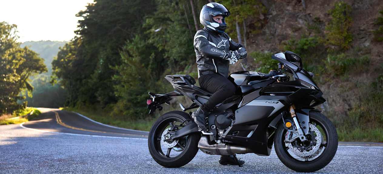 Yamaha R9 2025 : bord de route