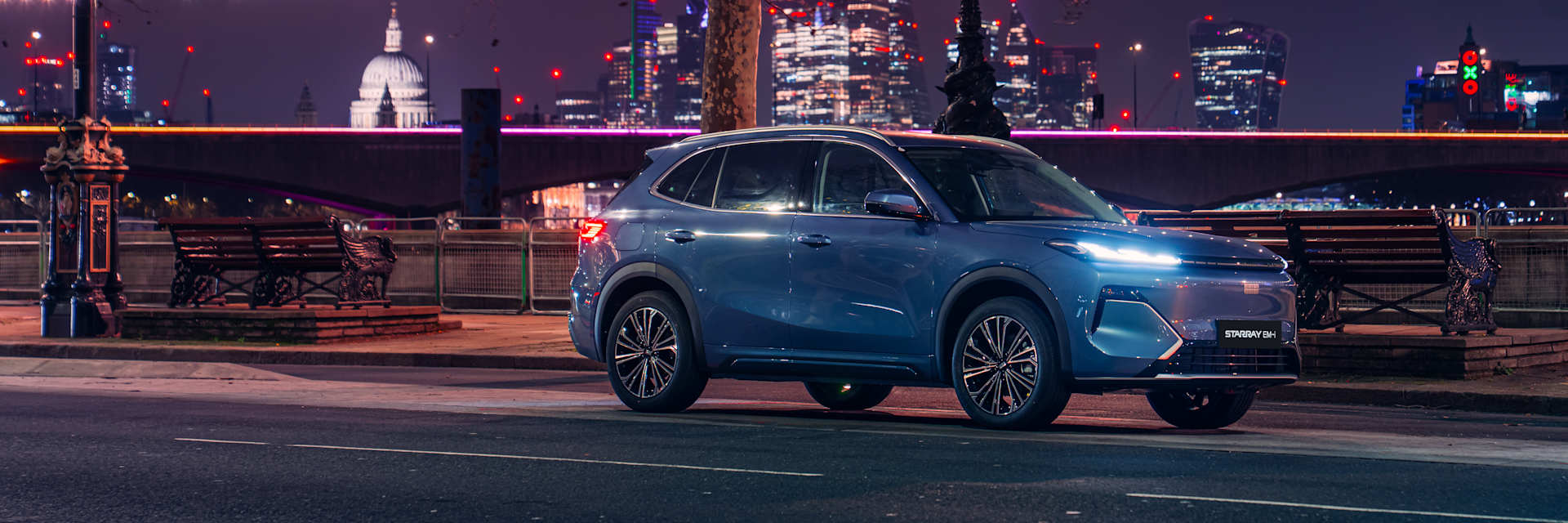 Geely Starray EM-i Glacier Blue city driving at night