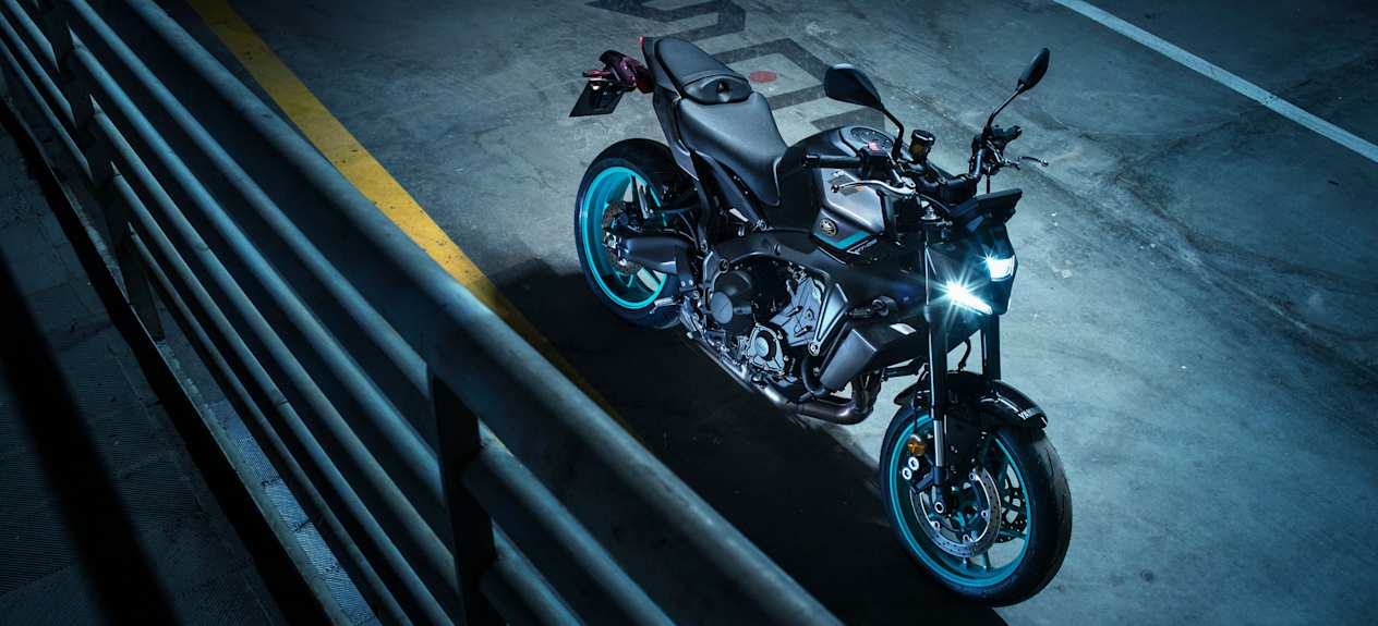 Yamaha MT-09 2024 : trois quarts avant droit vue en plongée