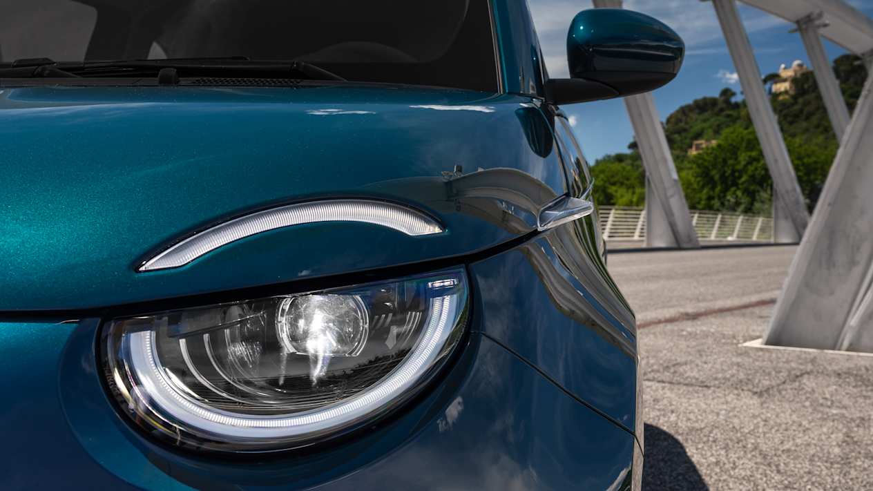 Fiat 500e berline La Prima phare