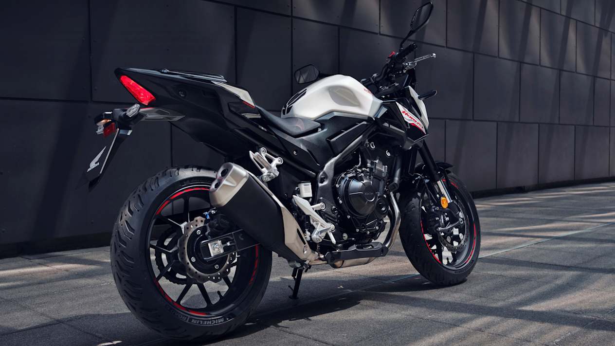 Honda CB500 Hornet 2024 : trois quarts arrière droit statique