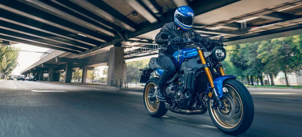 Yamaha XSR900 2022 Legend Blue : trois quarts avant droit sous un pont