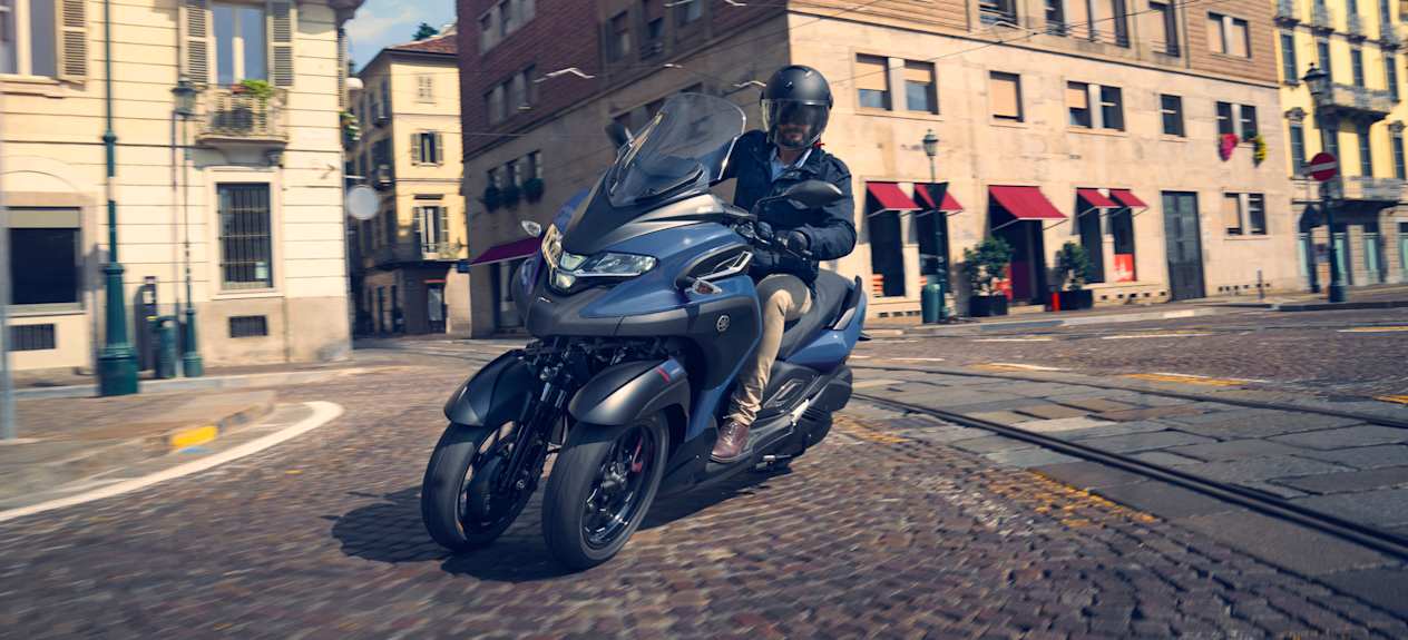 Yamaha Tricity 300 2024 : trois quarts avant droit en virage