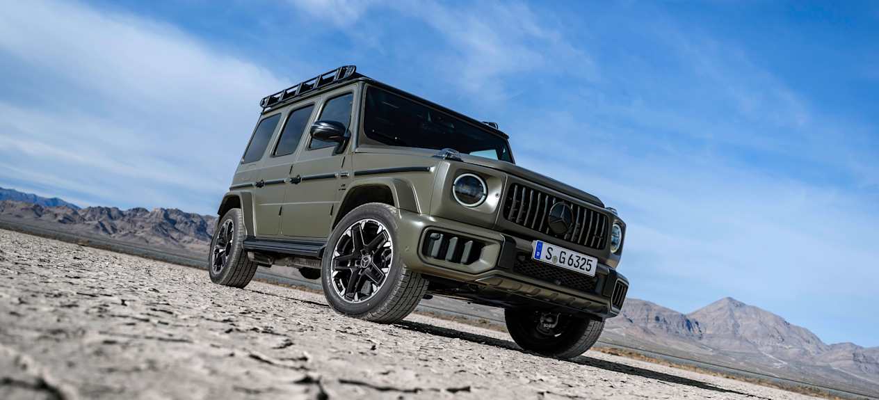 Mercedes Classe G 63 AMG 2024 avec Pack Offroad : trois quarts avant droit statique vue en contre-plongée