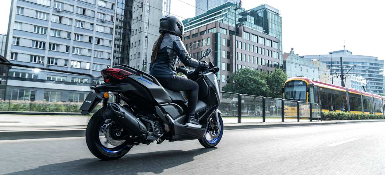 Yamaha XMAX 125 2025 : trois quarts arrière droit sur route