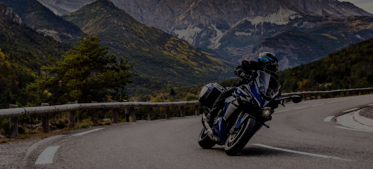 Suzuki GSX-S1000GX 2024 : vue face avant sur route de montagne