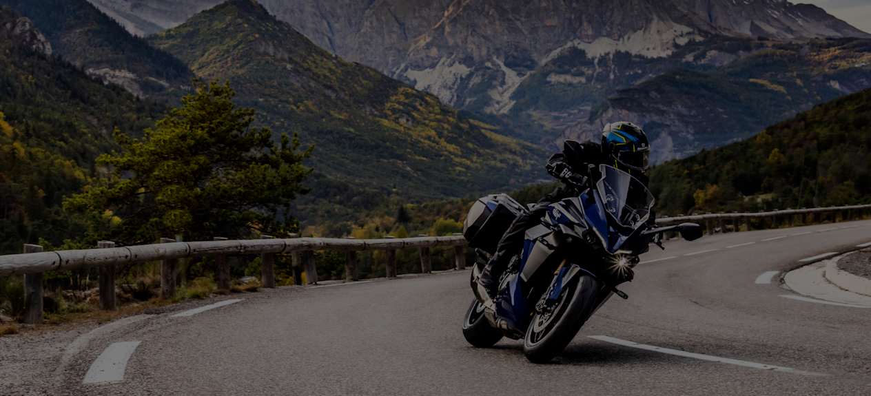 Suzuki GSX-S1000GX 2024 : vue face avant sur route de montagne