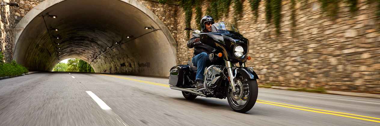 Indian Chieftain Limited 2023 : trois quarts avant droit en sortie de tunnel