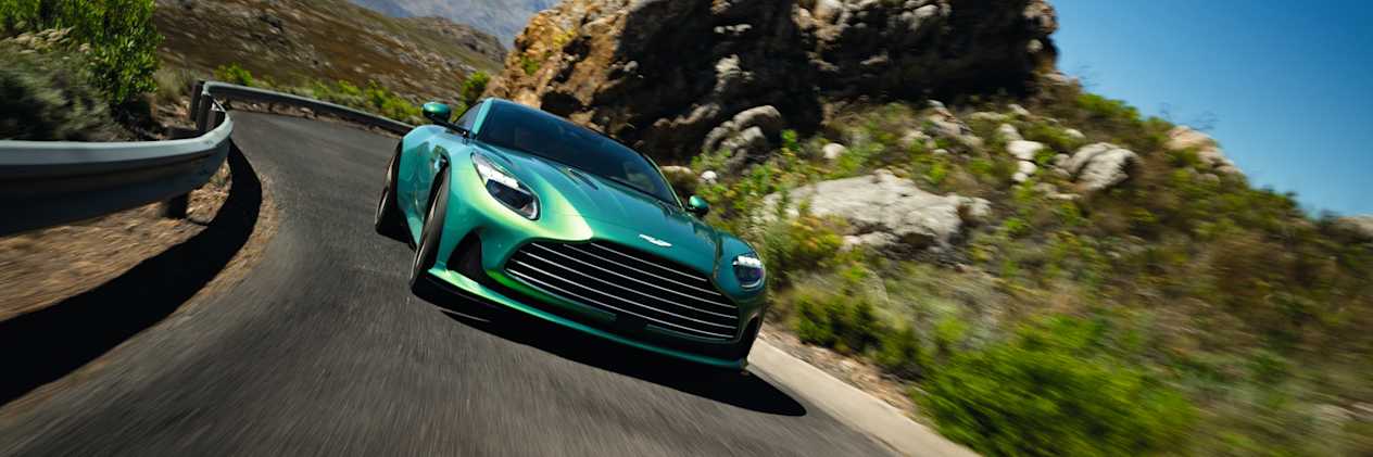 Aston Martin DB12 face avant sur route sinueuse