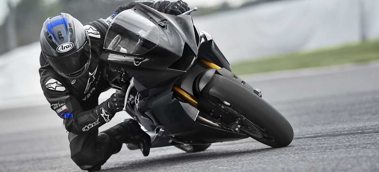 Yamaha R6 Race face avant inclinée