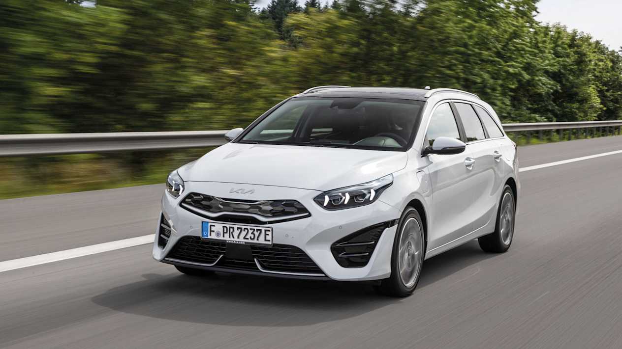 Kia Ceed SW PHEV 2021 : trois quarts avant sur route