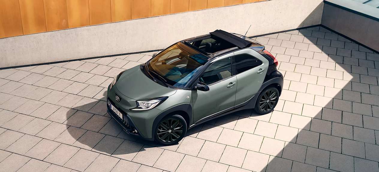 Toyota Aygo X Air 2022 : trois quarts avant gauche statique en vue plongeante