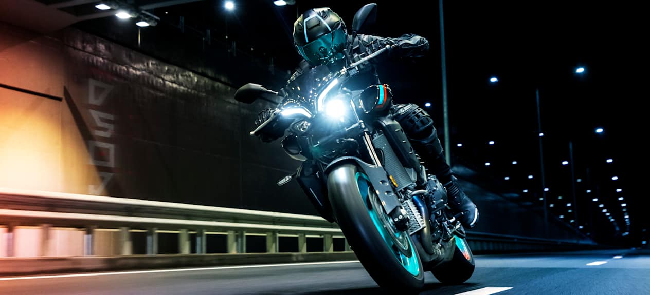 Yamaha MT-10 2023 Cyan Storm : face avant sur route