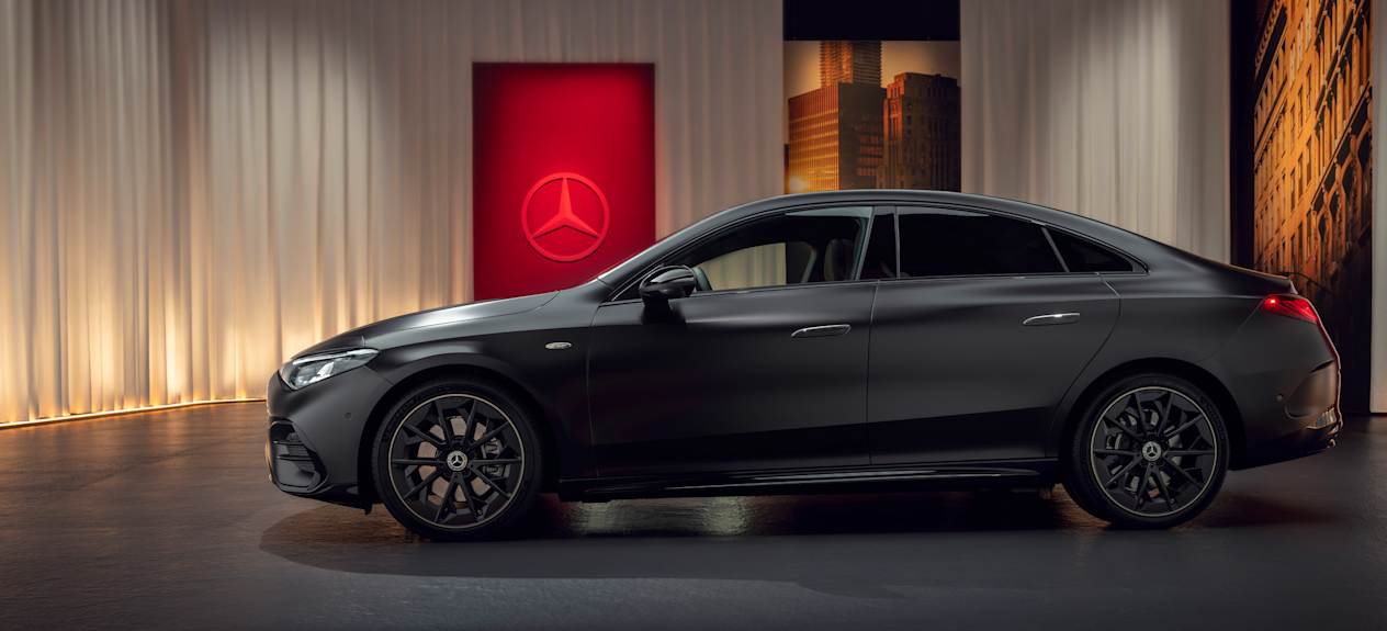 Mercedes CLA 2025 noir : profil gauche statique