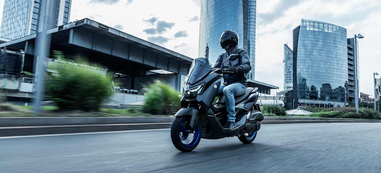 Yamaha NMAX 125 2025 : trois quarts avant gauche sur route