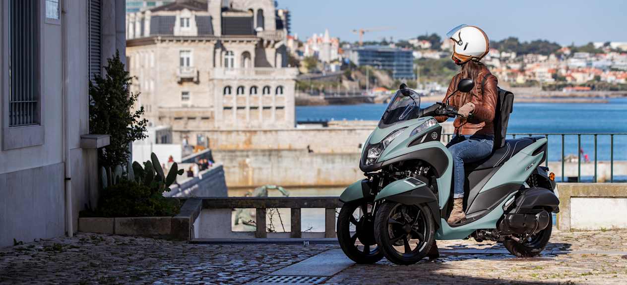 Yamaha Tricity 125 2024 : trois quarts avant gauche en bord de mer