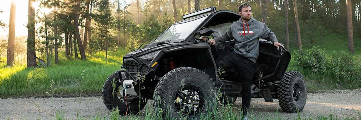 Polaris RZR Pro R Ultimate 2023 : trois quarts avant sur chemin