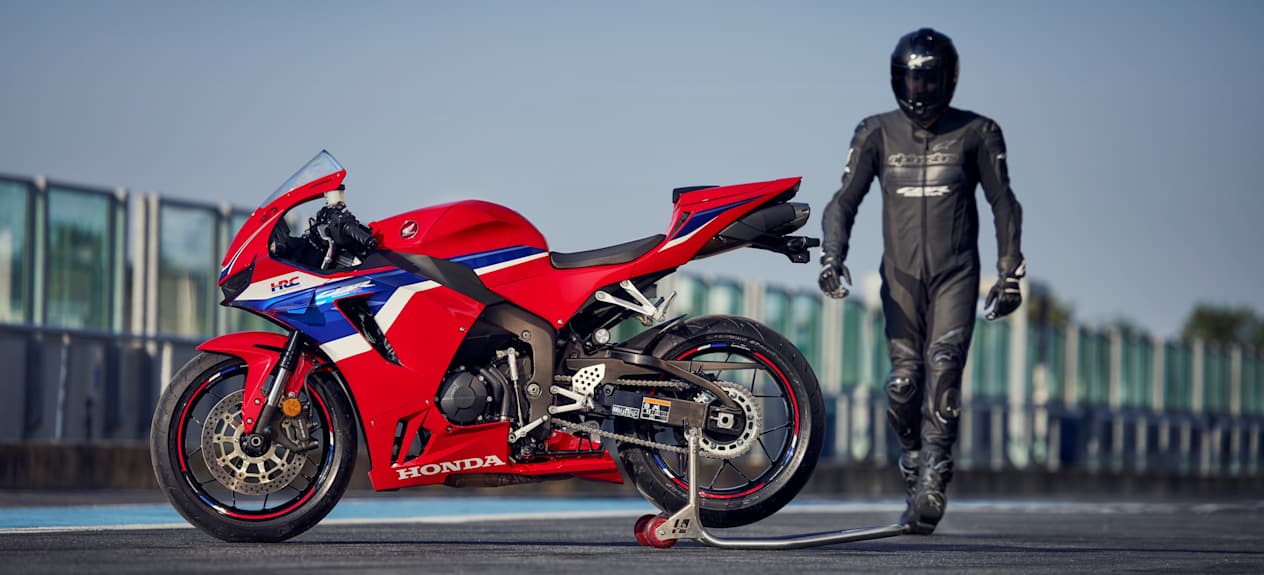 Honda CBR600RR 2024 : profil gauche statique avec pilote