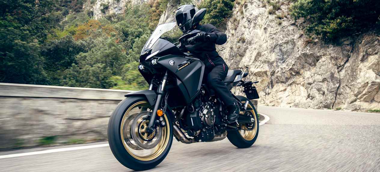Yamaha Tracer 7 2023 : trois quarts avant gauche sur route
