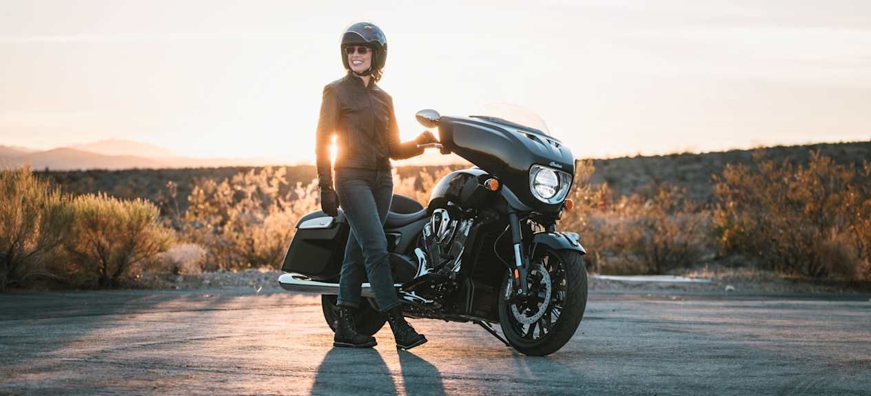 Indian Chieftain Powerplus Limited 2025 : trois quarts avant droit statique avec motarde