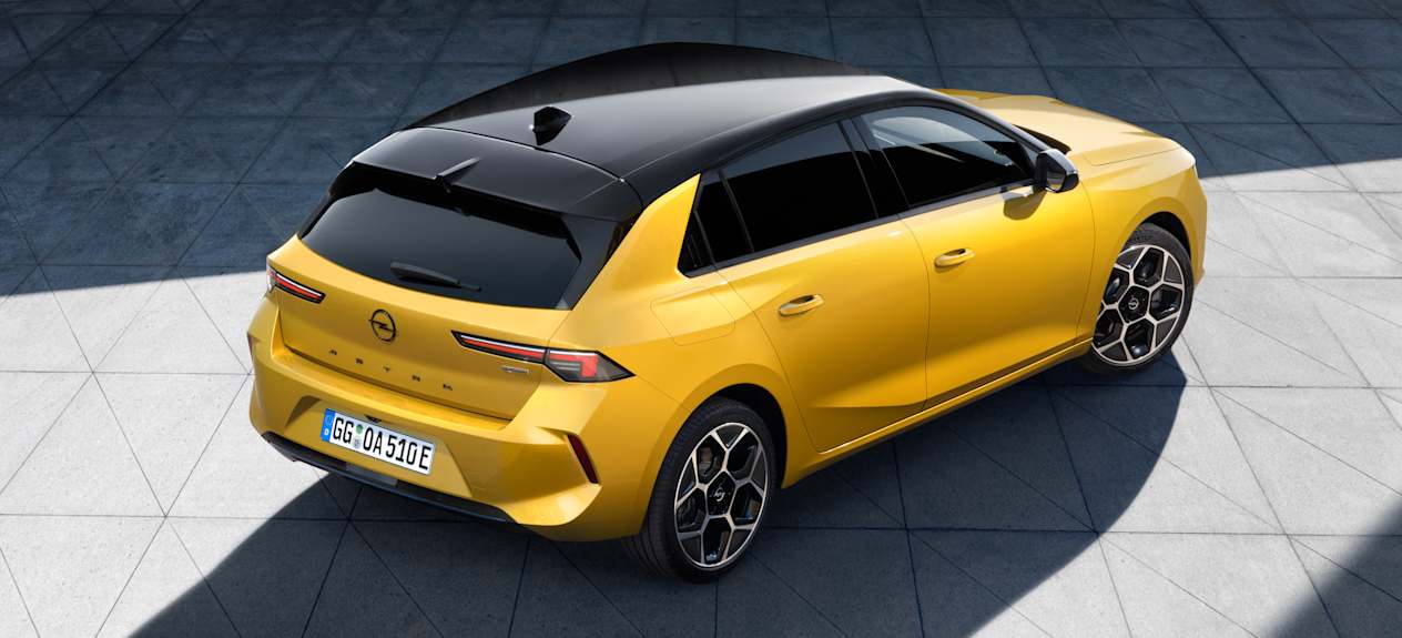 Opel Astra 2022 : trois quarts arrière droit plongeant statique