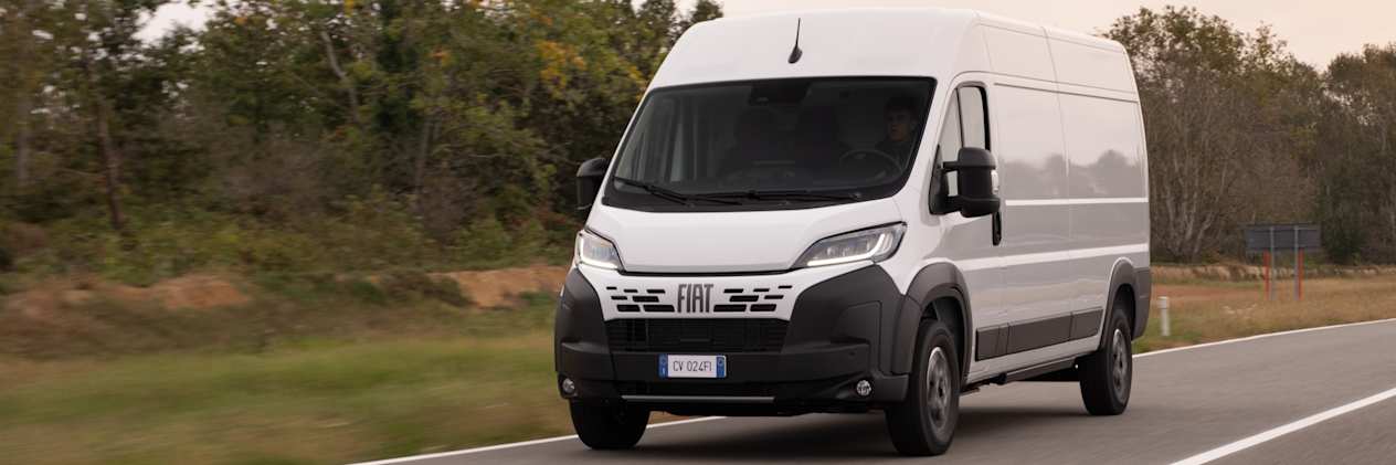 Fiat Ducato 2024 : trois quarts avant gauche sur route
