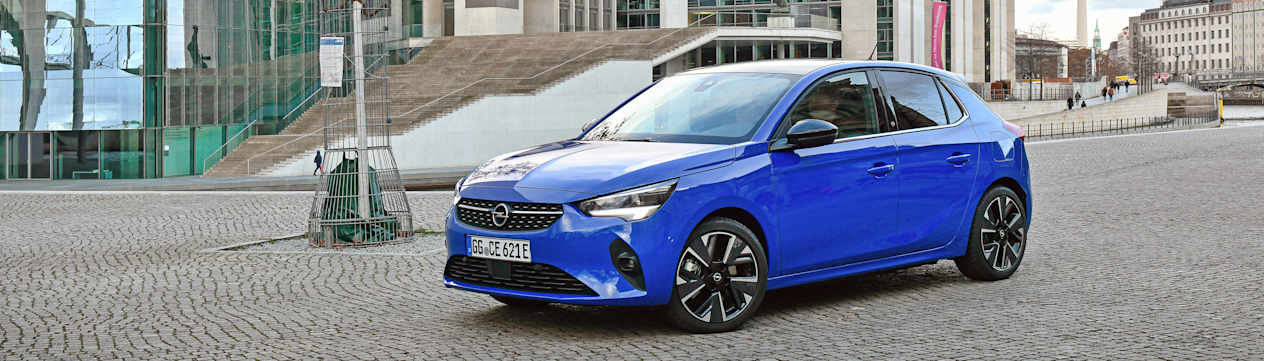 Opel Corsa-e : trois quarts avant gauche en ville