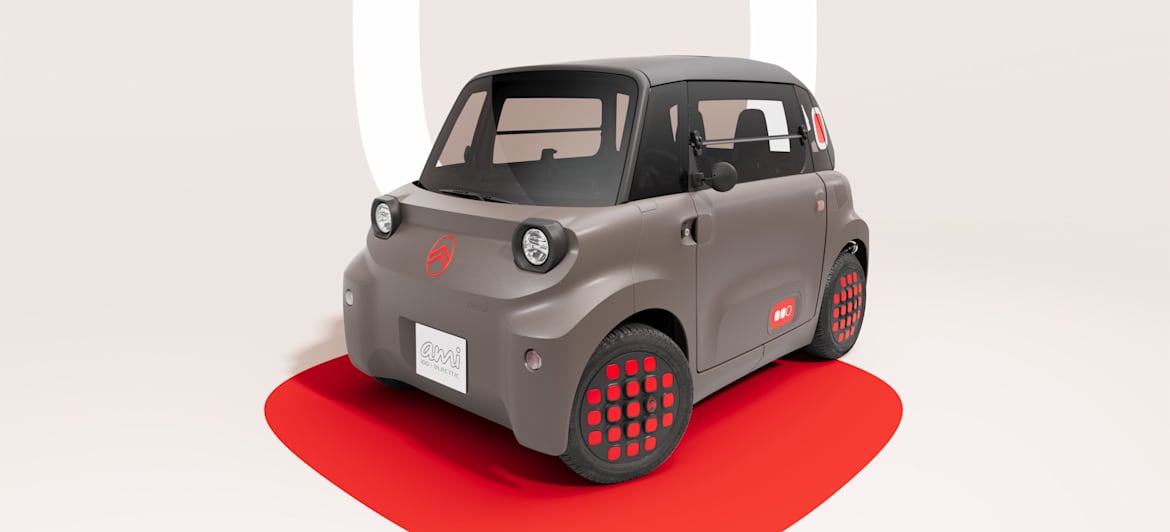 Citroën Ami Spicy 2025 : trois quarts avant gauche statique vue plongeante
