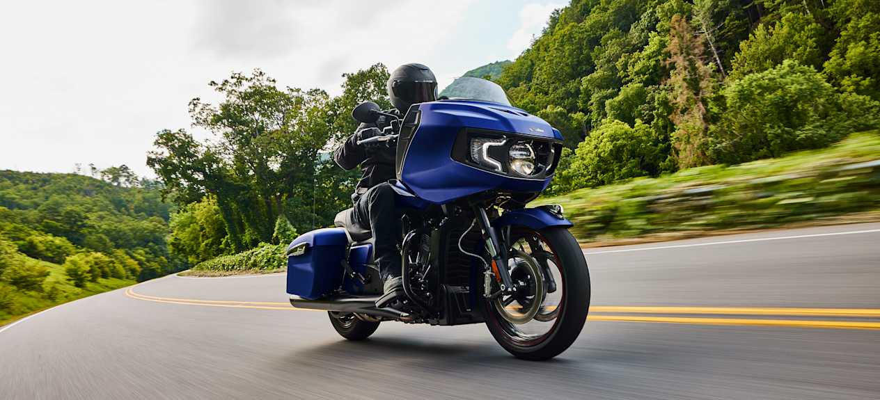 Indian Challenger Dark Horse 2025 Spirit Blue Metallic : trois quarts avant droit sur route