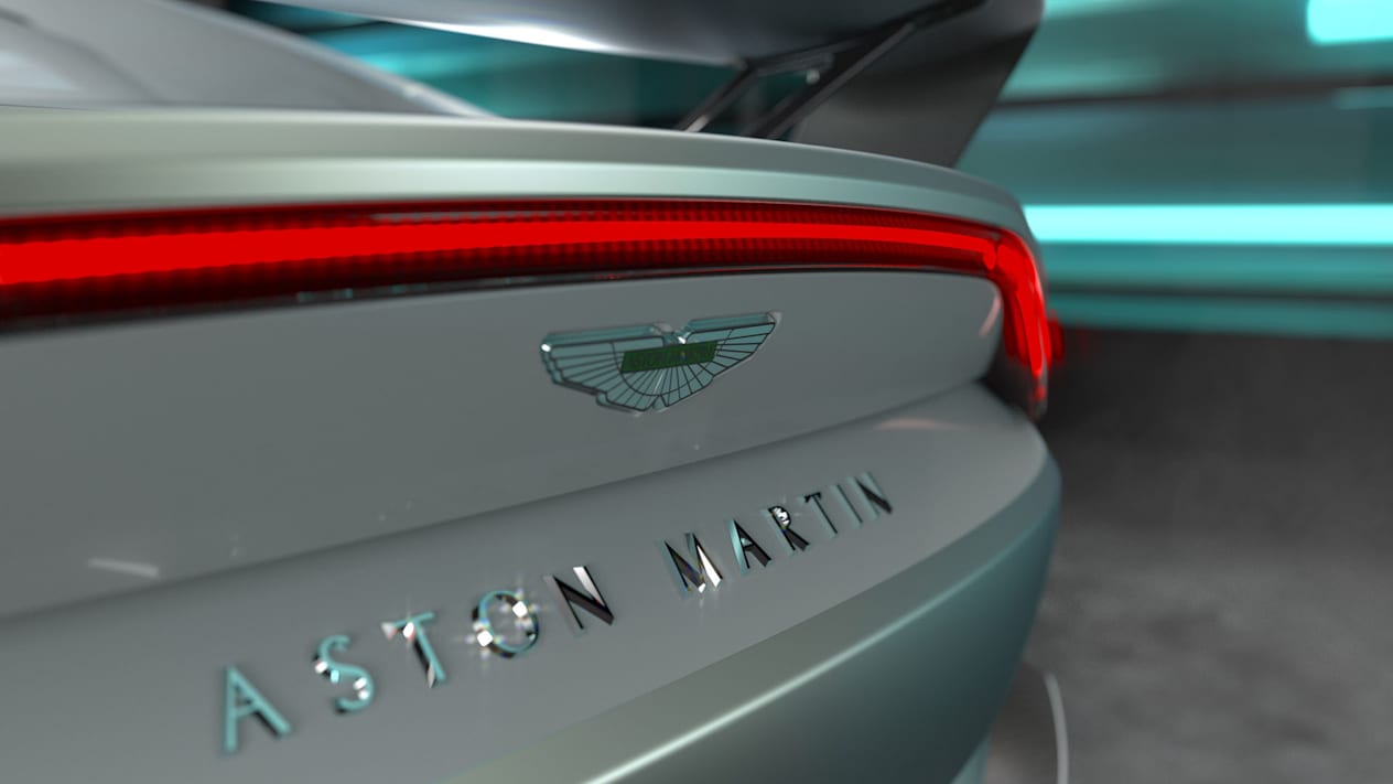 Aston Martin Vantage V12 : Gros plan badge Aston Martin arrière