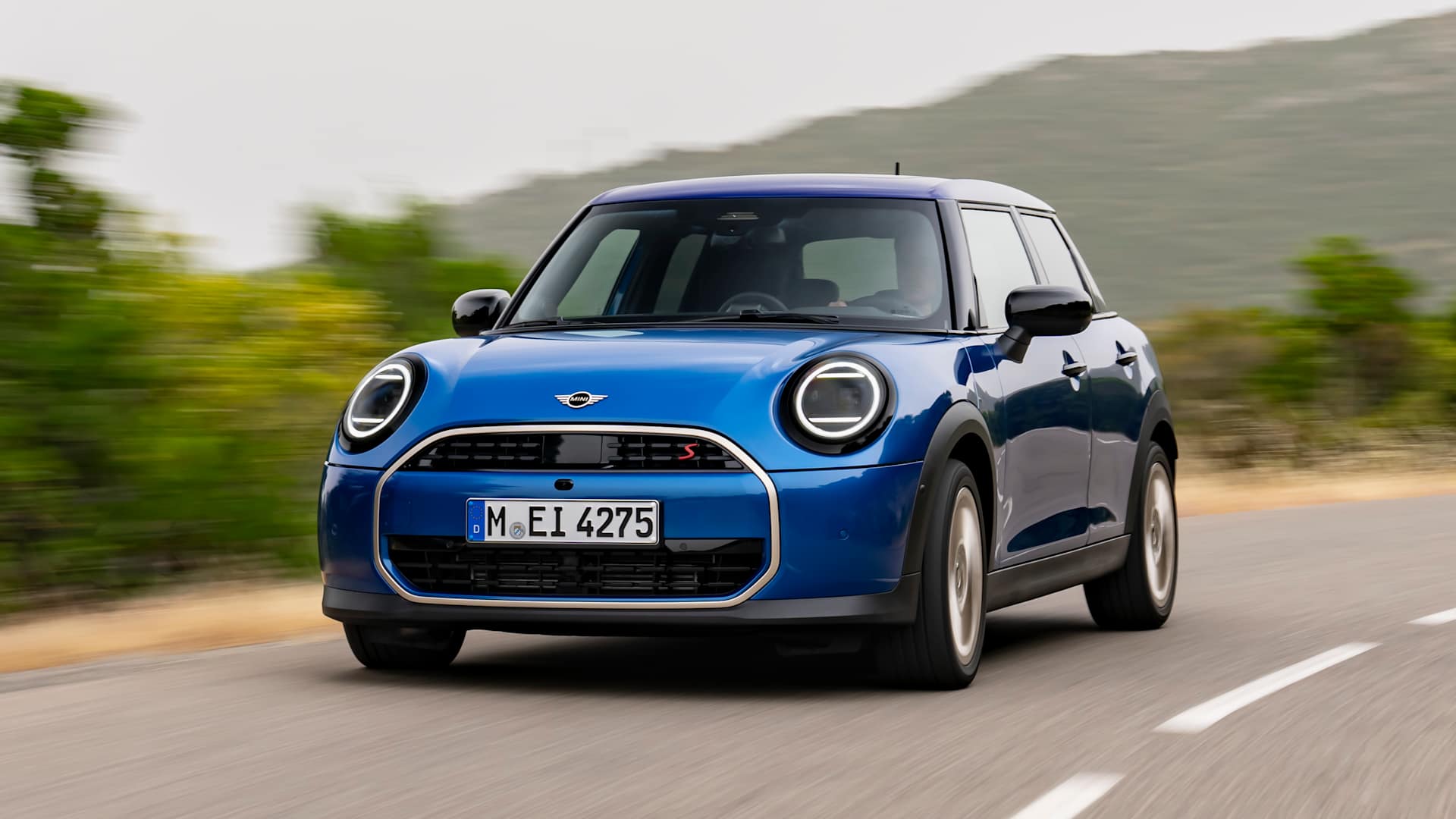 السيارة الجديدةMINI Cooper الخماسية الأبواب.