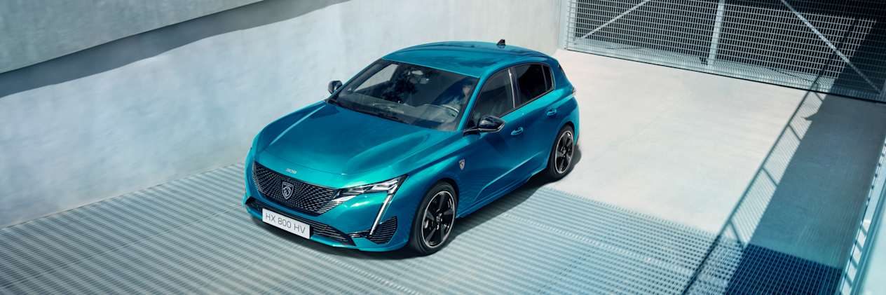 Peugeot 308 2024 : trois quarts avant gauche statique en contre-plongée