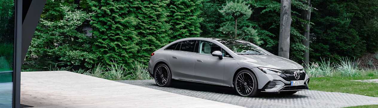 Mercedes EQE garée devant la maison