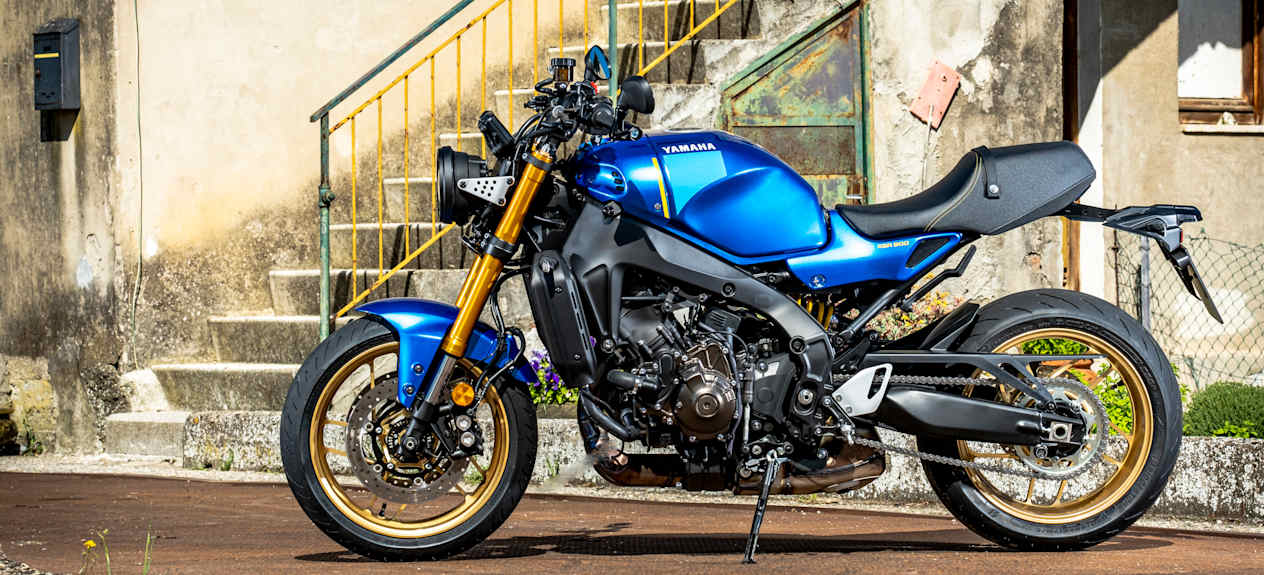 Yamaha XSR900 2022 Legend Blue : profil gauche statique