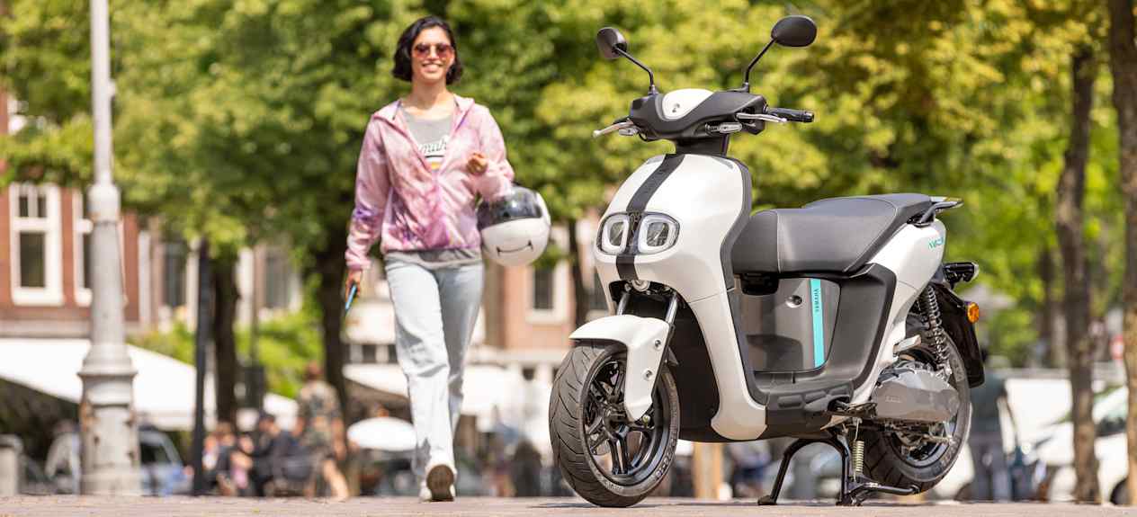 Yamaha Neo's 2023 Milky White : trois quarts avant droit statique