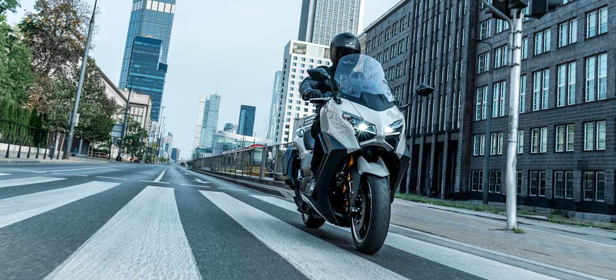Yamaha TMAX Tech Max 2025 : face avant sur route