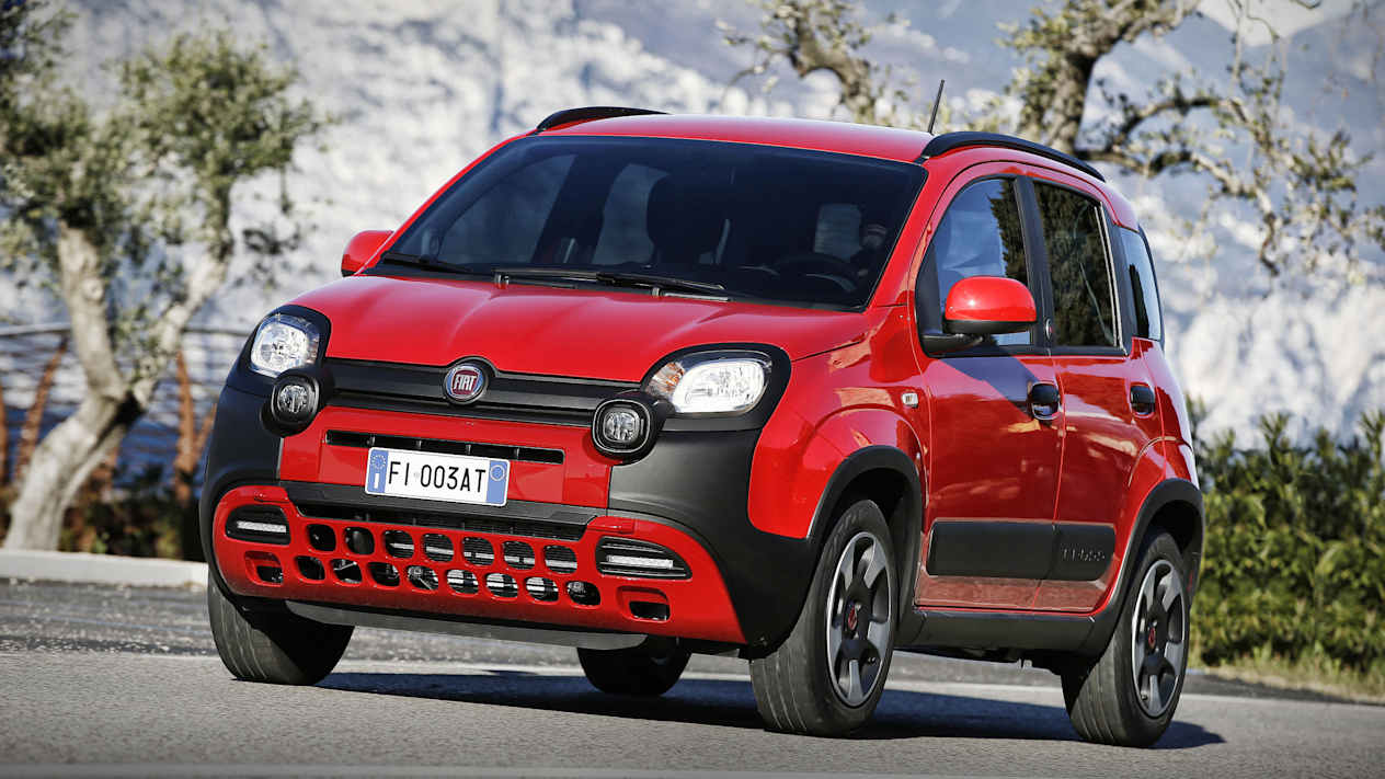 Fiat Panda Hybrid RED : trois quarts avant sur route