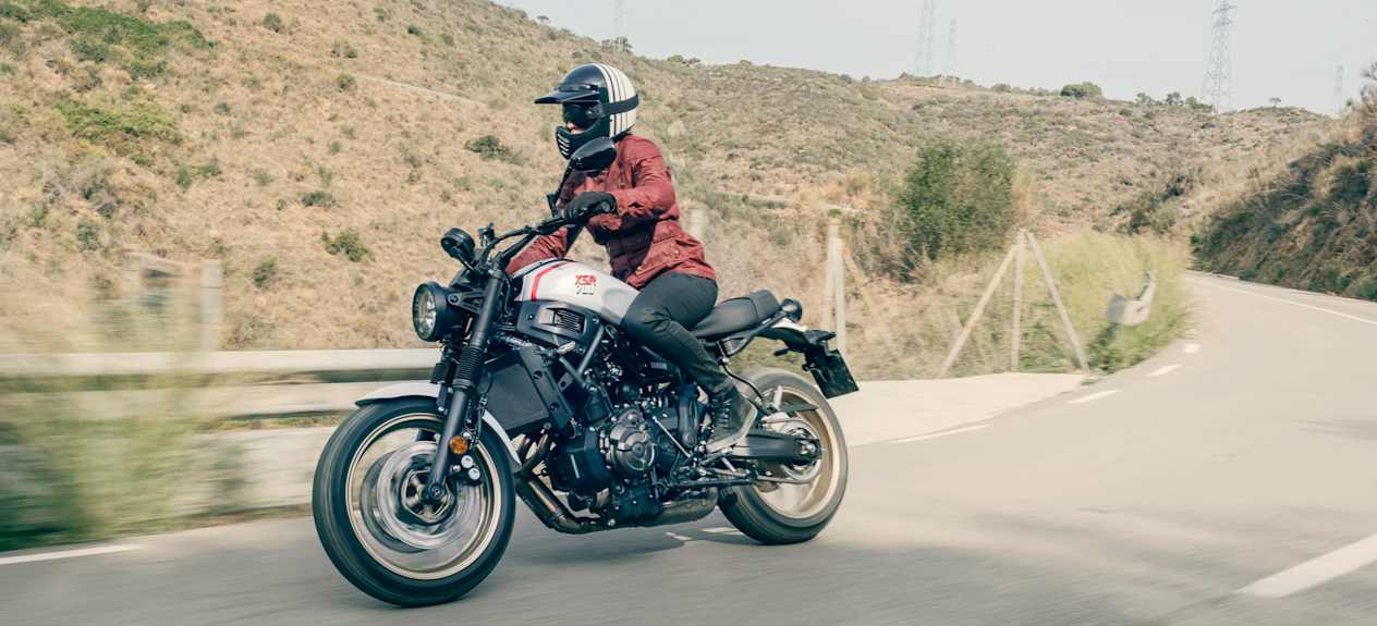 Yamaha XSR700 XTribute 2022 : trois quarts avant gauche sur route