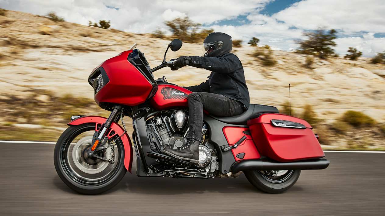 Indian Challenger Dark Horse 2024 Sunset Red Smoke : profil gauche sur route