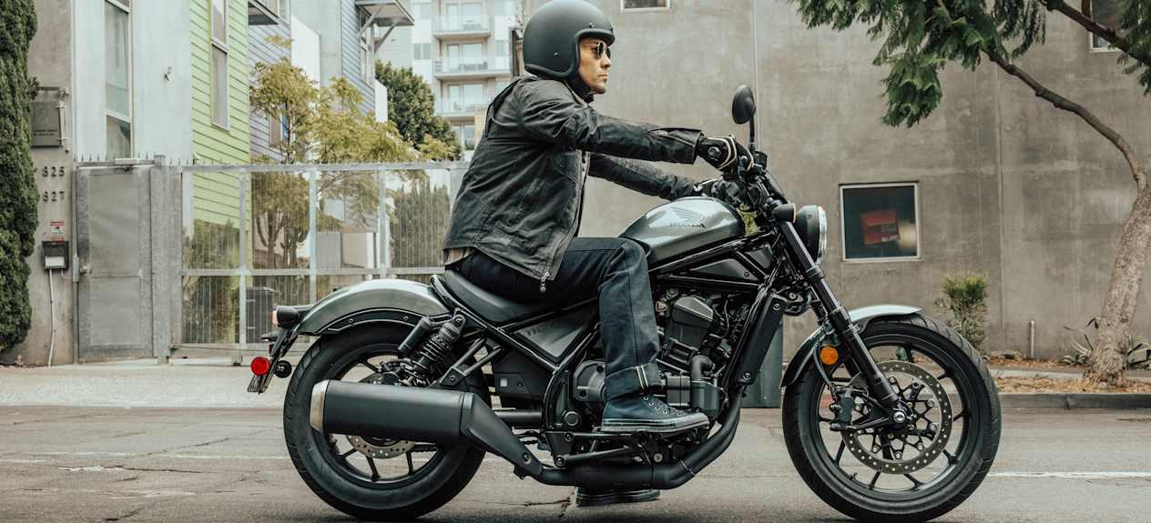 Honda Rebel CMX1100 2023 : profil droit dans la rue