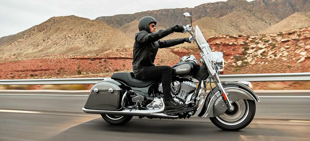 Indian Springfield 2024 Black Metallic / Titanium Metallic : profil droit sur route dans le désert