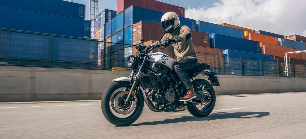 Yamaha XSR700 2022 Historic White : trois quarts avant gauche sur les docks
