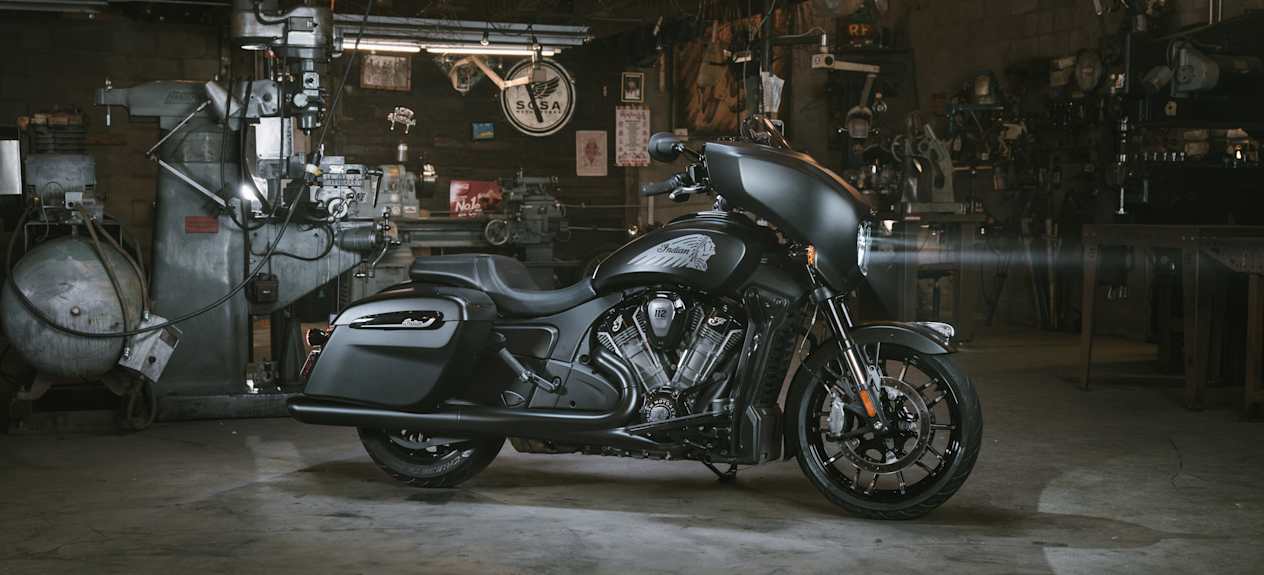 Indian Chieftain Powerplus Dark Horse 2025 : trois quarts avant droit statique dans garage avec phare allumé