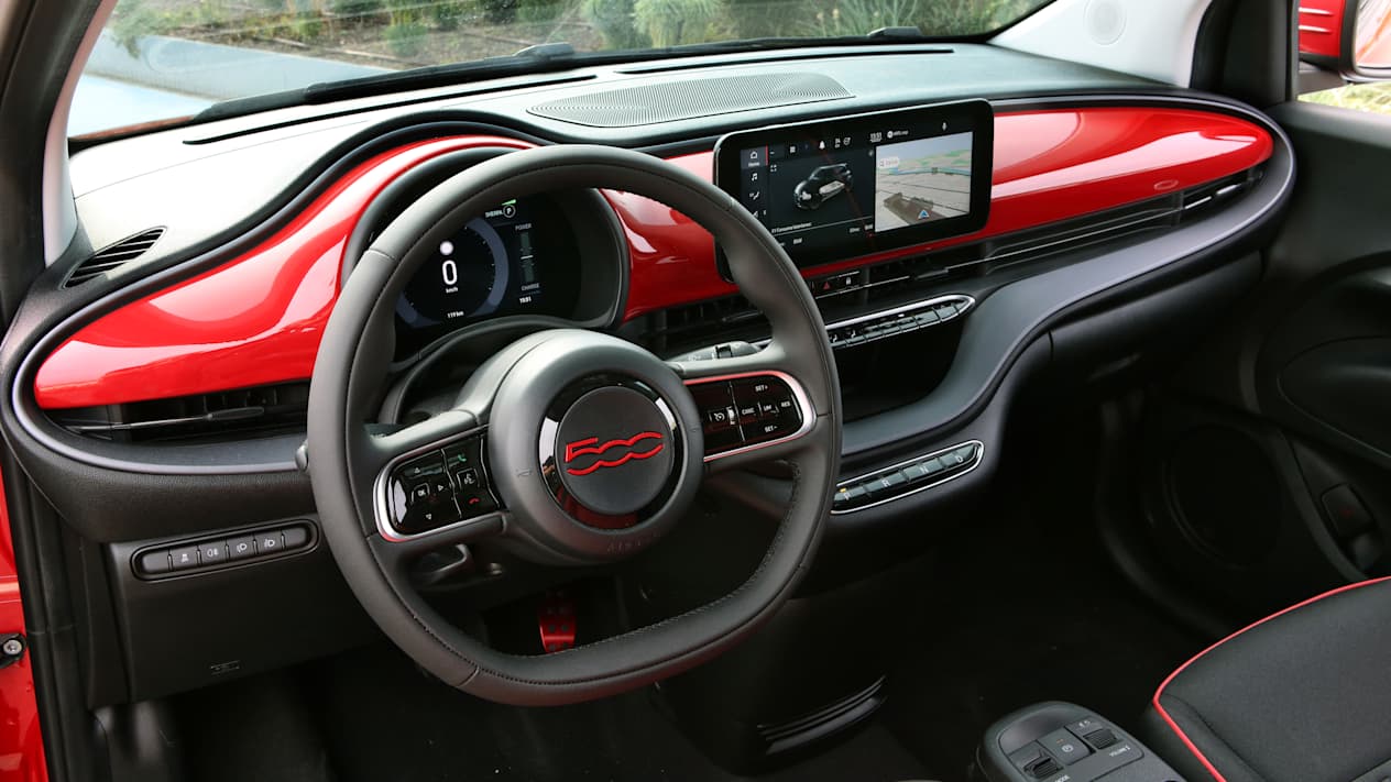 Fiat 500e (RED) cabriolet : volant et tableau de bord