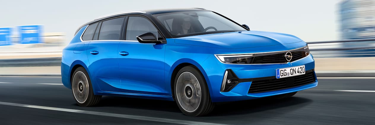 Opel Astra Sports Tourer 2022 trois quarts avant droit sur la route