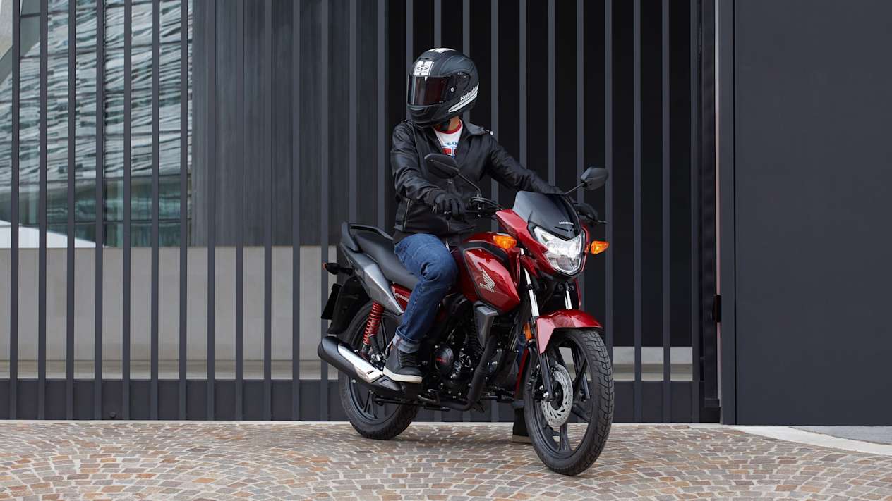 Honda CB125F 2021 : trois quarts avant droit avec motard